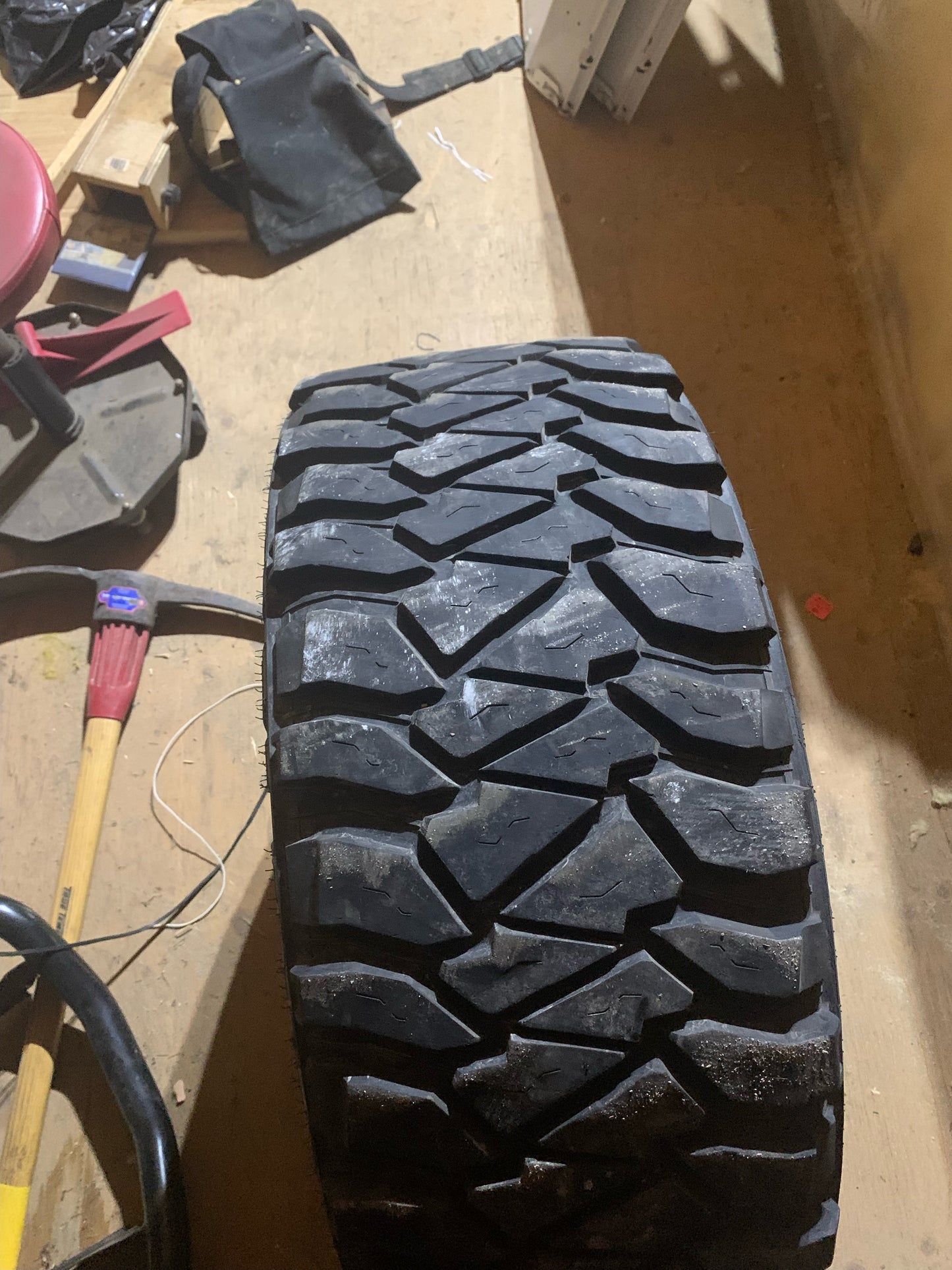 MICKEY THOMPSON TIRES 305/65R17
