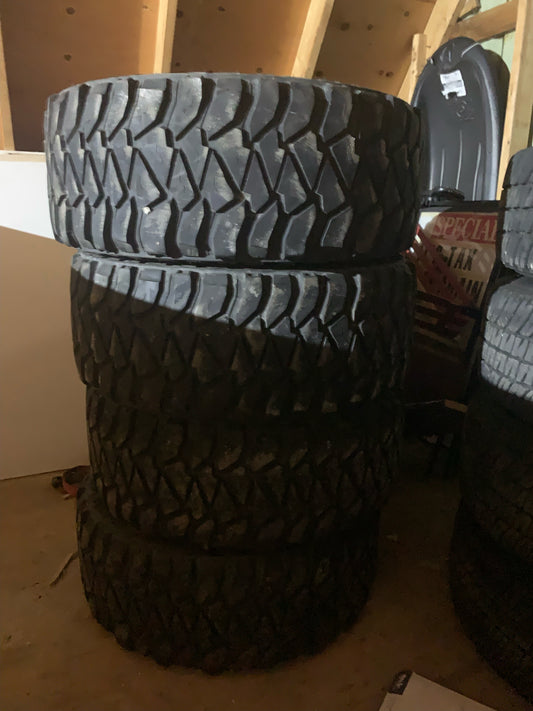 MICKEY THOMPSON TIRES 305/65R17